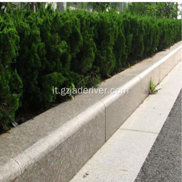 Strada di granito cremisi lungo la pietra